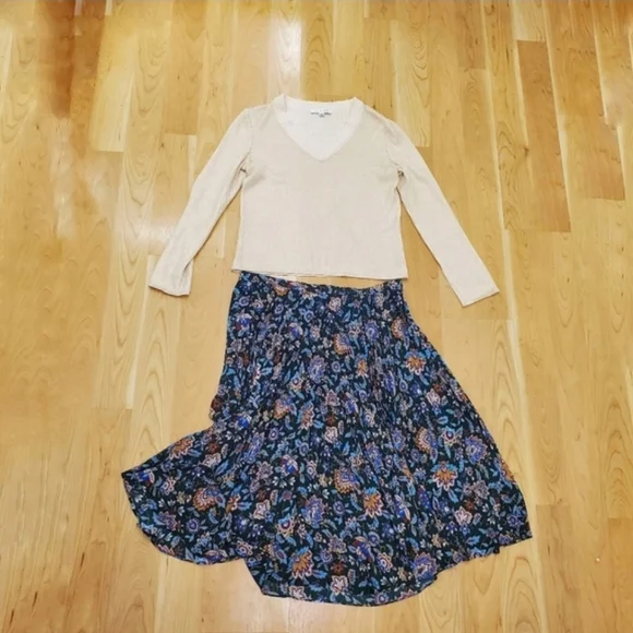 St. JOHN  Deep V-neck Sweater Ribbed w/ Metallic Threads Size S - Like NEW! - Picture 11 of 11